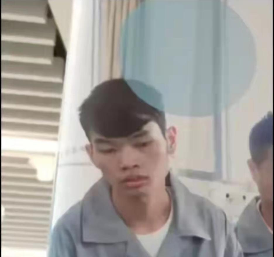 职校招生广告走红，照片上学生“一脸绝望”，实际却是学校最佳