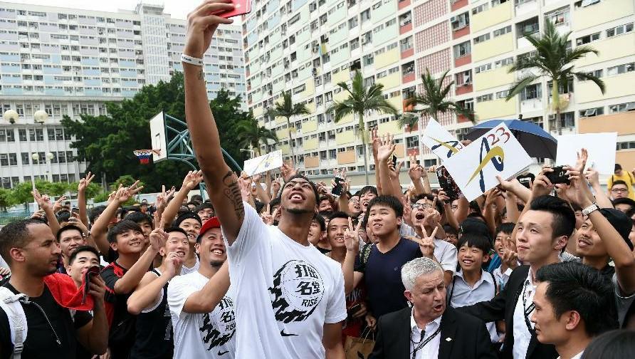 哪些nba球员来中国(NBA八大球星来中国玩自拍：看谁才是人气王，第一位实至名归)