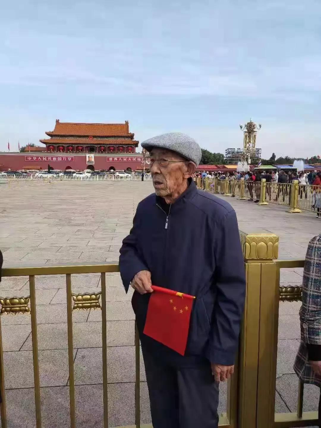 今冬首雪落无声，如父恩深重难言，寒枝覆白，思念成霜。