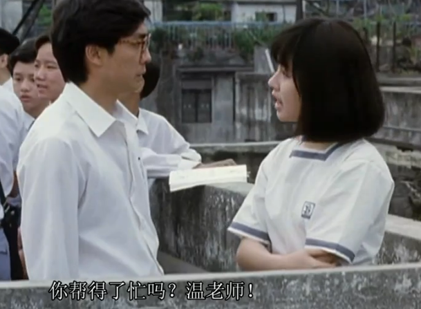 在这部1988年的老电影中，袁洁莹演女学生，林正英演警察