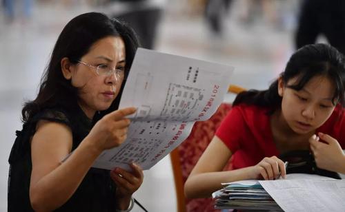 高考成绩将公布,文科报志愿别犯愁,记住这些策略,有助于正确选择