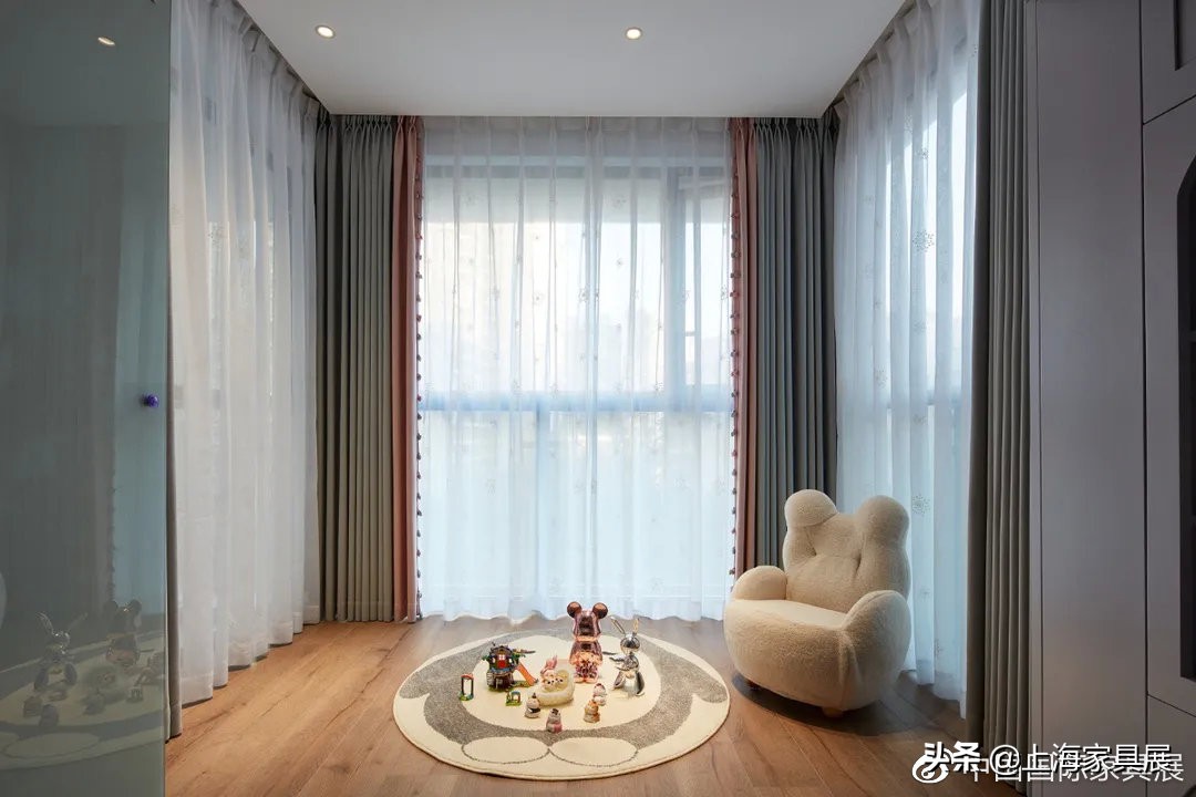爱马仕橙+蓝跳色，这个150㎡的极简家充满了时尚与活力