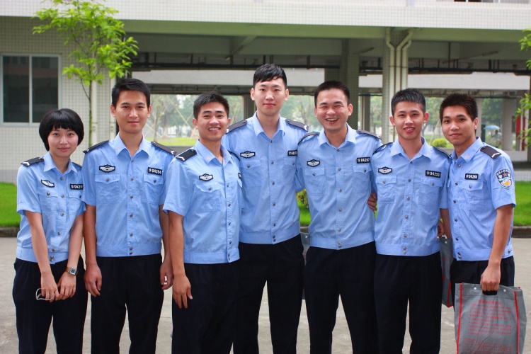 警校共分为三个档次，第一档考上就得到了铁饭碗，专科生也很吃香