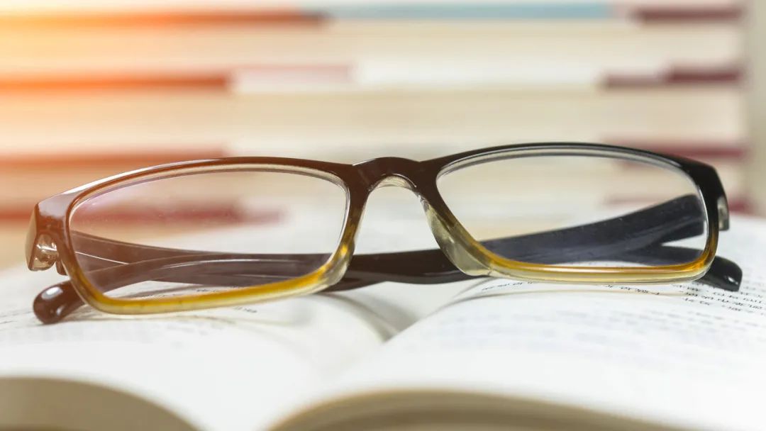 从小戴眼镜，但给你验光配镜的人有90%不合格