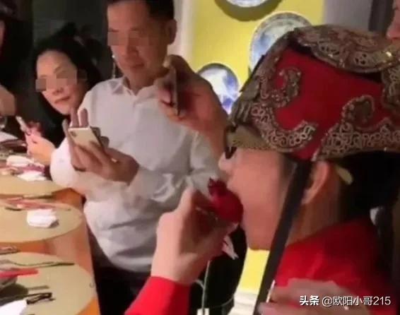 孔雀公主楊麗萍64歲無兒無女，皮包骨梅超風造型為哪般