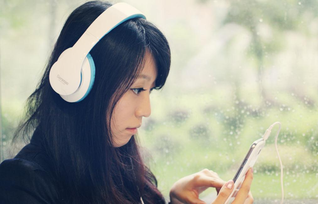 八成大学生认为自己“社恐”，不戴眼镜就不用打招呼，00后共情了