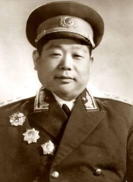 毛主席逝世前，兵权是怎样安排的？调兵粉碎四人帮必须由谁点头？