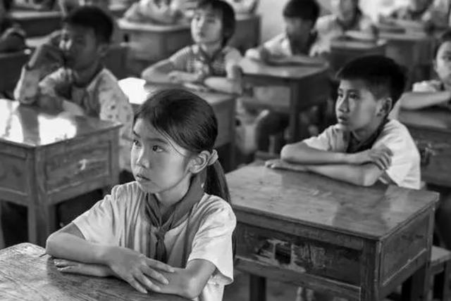 内蒙古教师张秀荣：花半月工资给贫困生买鞋，26年后学生买房报恩