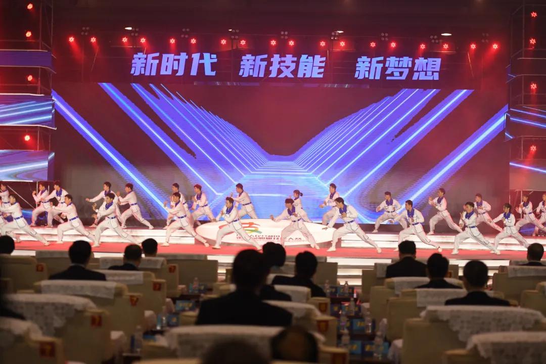 国赛广东省获奖选手和为办赛参赛工作作出突出贡献的单位及个人，通通表扬！