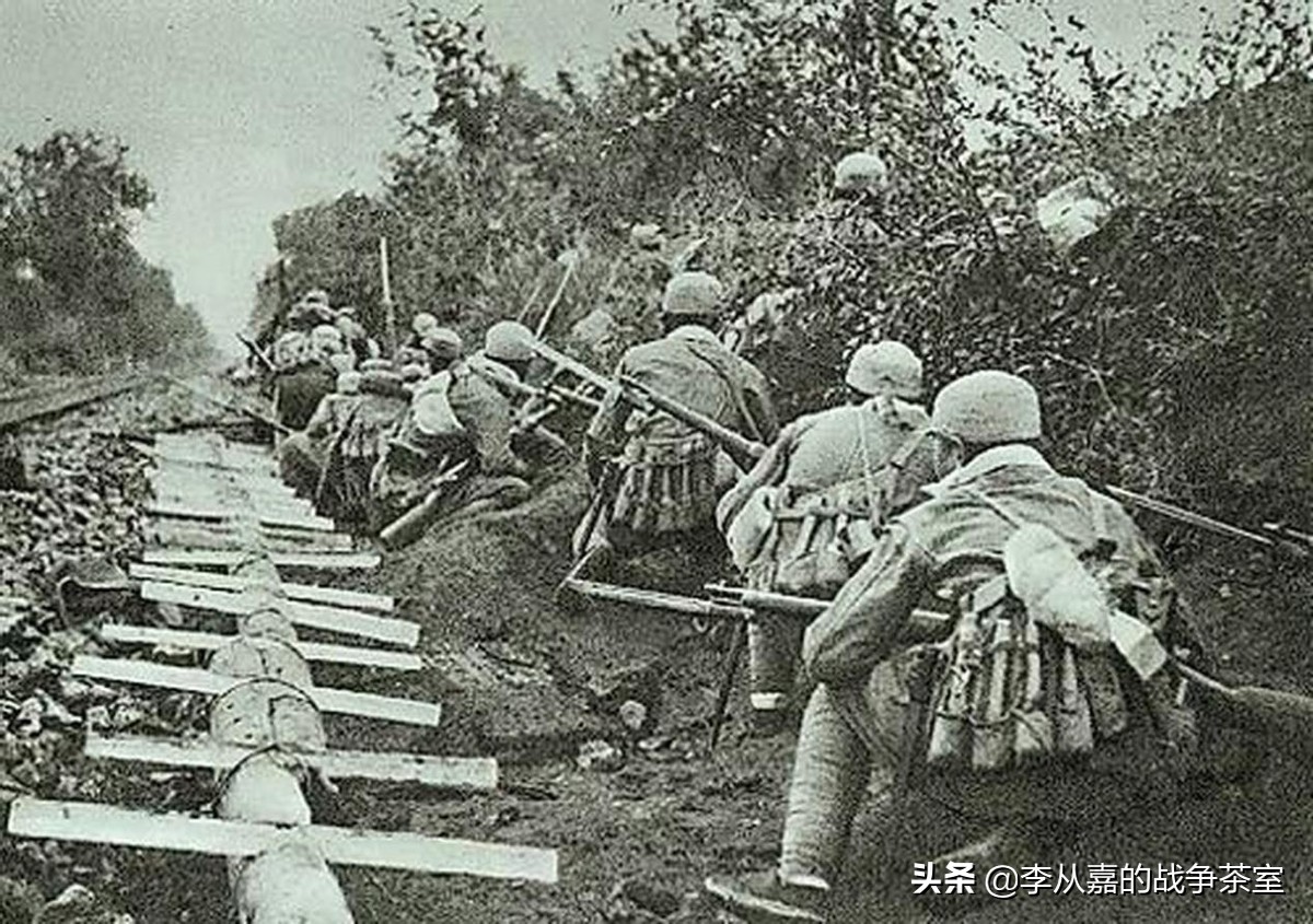 都带着青天白日的标志 如何区分国军共军 答案是：穿好鞋的就是共军