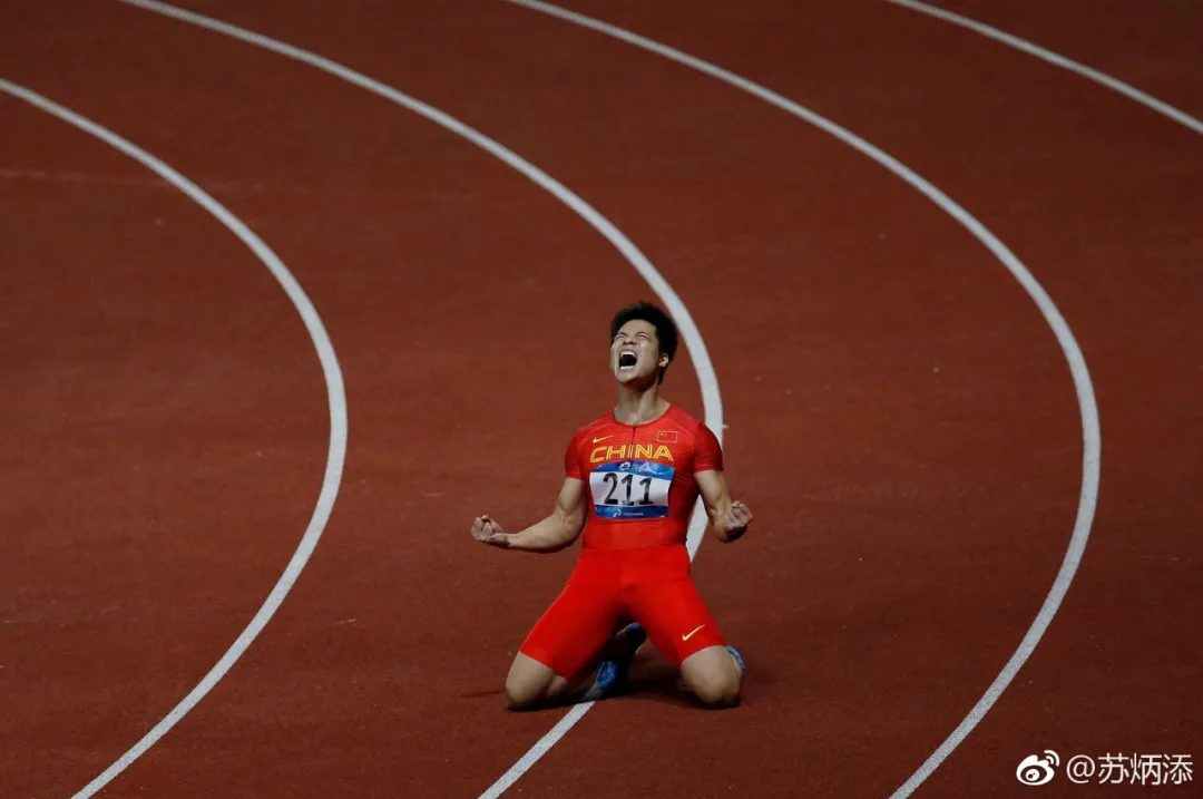 苏炳添百米封神后，“添嫂”曝光，从校服到婚纱的爱情太甜了