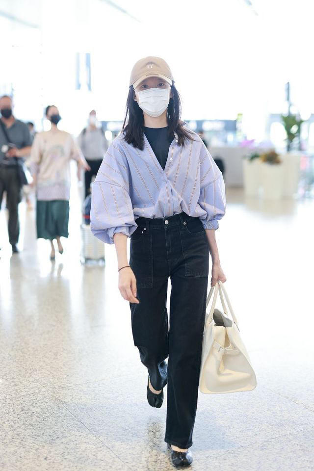 穿一件条纹衬衫搭配牛仔裤(穿一件条纹衬衫搭配牛仔裤图片)