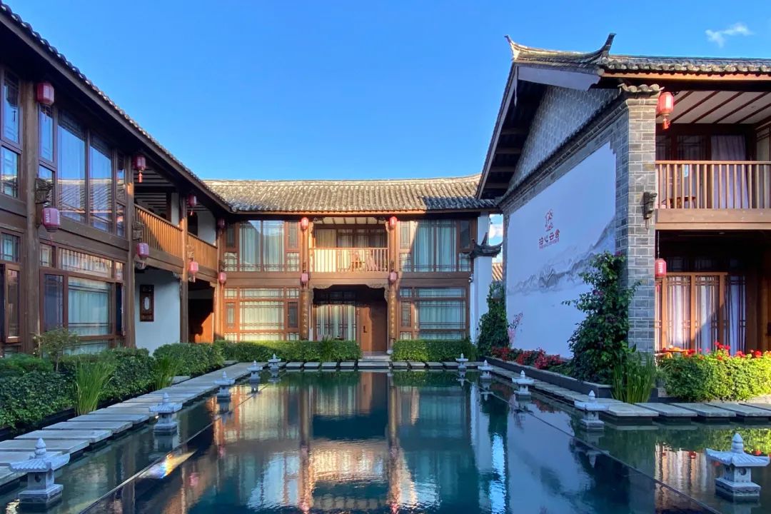 左邻四方街,右依木府,背靠狮子山的泊心云舍·文苑,环抱古城,位置极佳