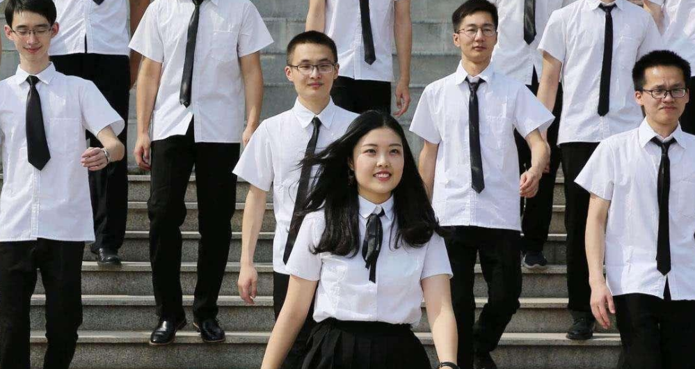 高中分科时选历史还是物理，两者之间差距不小，希望你没选错