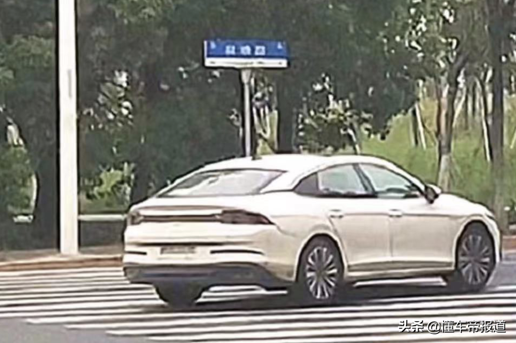 新车 | 疑似大众凌渡路测实车曝光，溜背设计，轴距加长