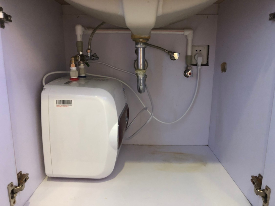 因为是提前将水储存在水箱里,再加热与保温,做到了开水龙头就有热水用