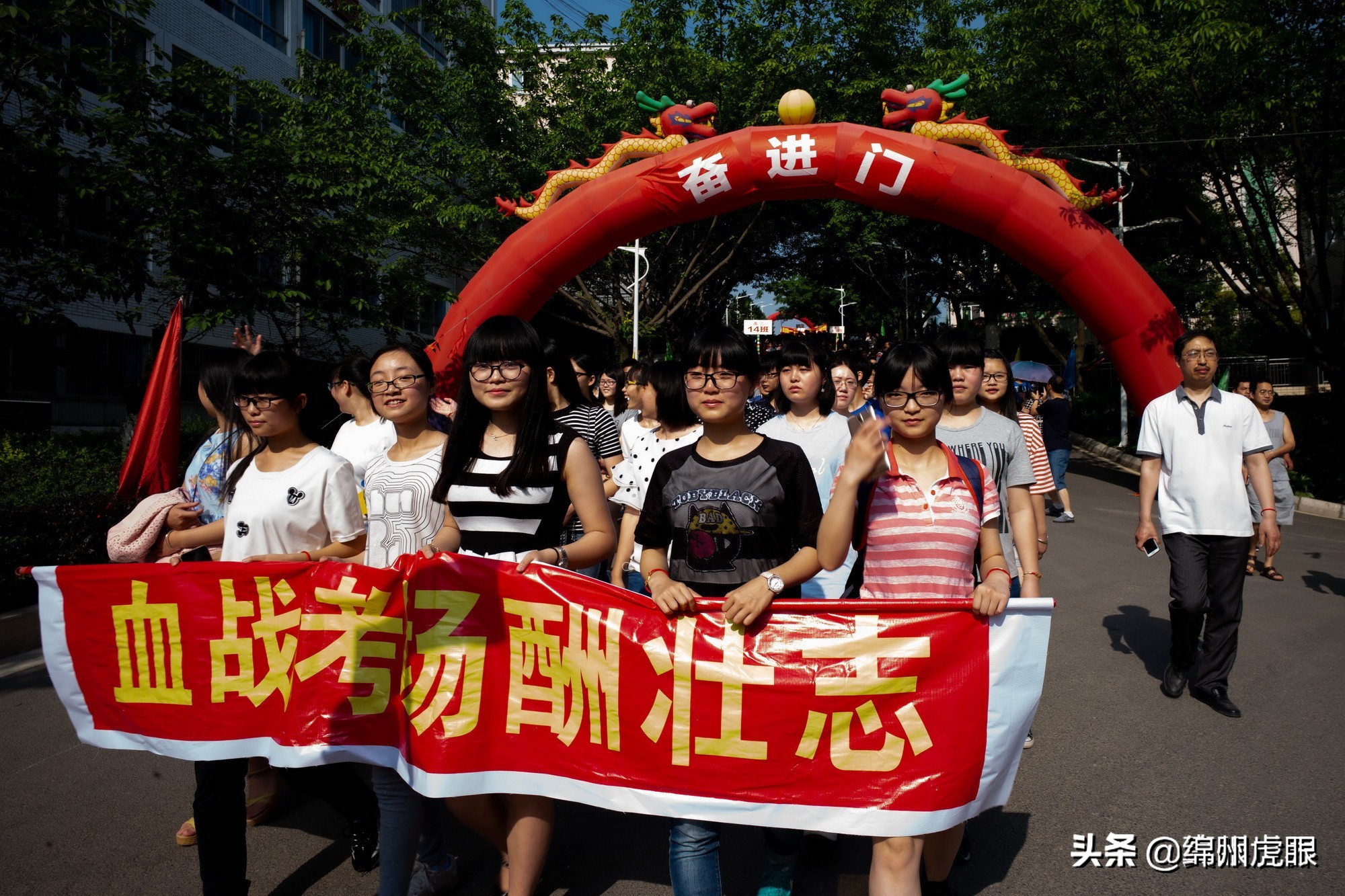 ​绵阳700分+牛人全省1/5，600分+优生全省1/3！高考照耀绵阳奋斗