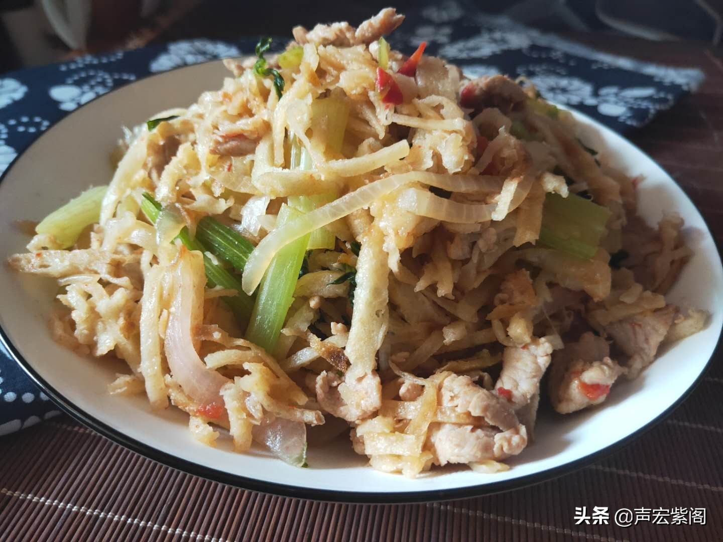 又当饭又当菜的河北特色美食炒饼丝，有人叫它懒人快餐