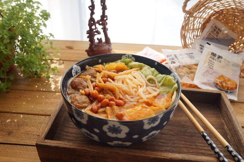 自己在家做螺蛳粉了，想吃什么就放什么，方便解馋