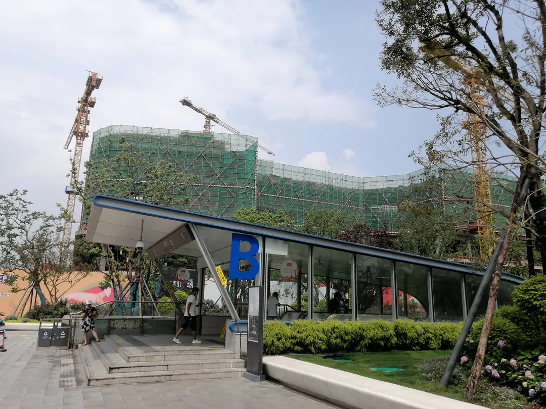 华阳“王府井”变身“爱琴海”，因周边年轻刚需家庭太多？