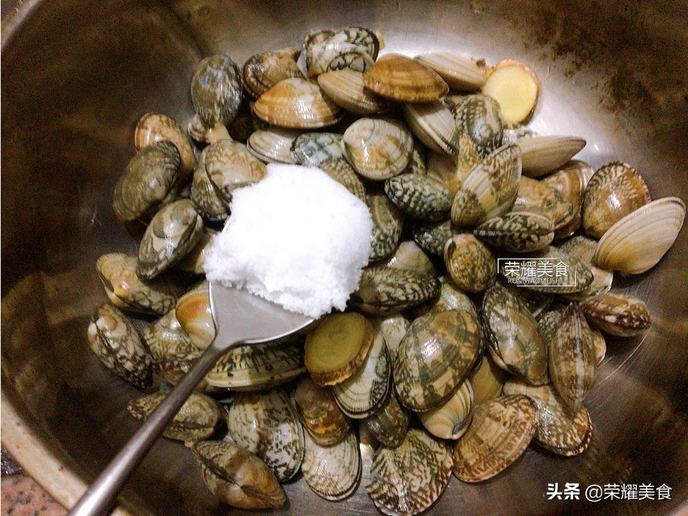 炒花蚬子前，让蚬子吐净泥沙和洗净是很有必要的，赶紧告诉家人