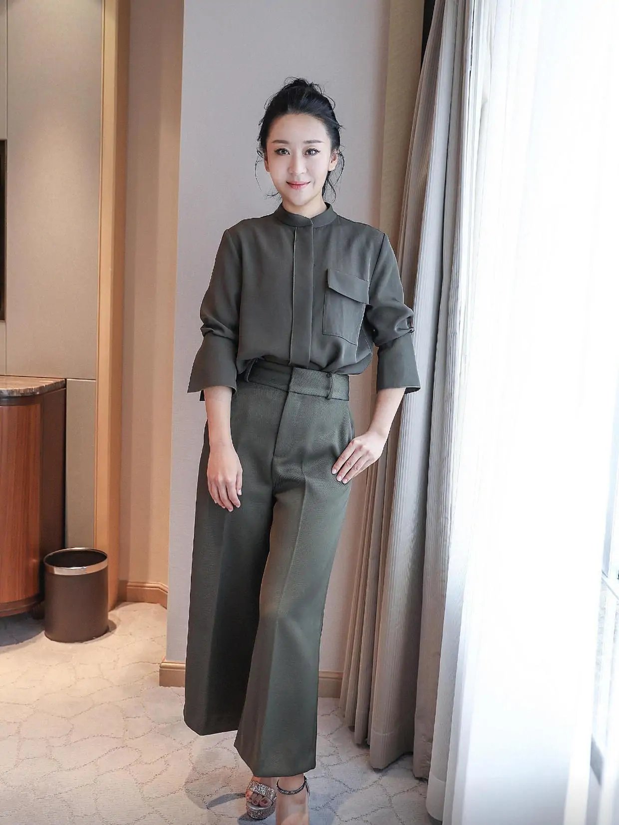 苗圃美出新高度,军绿色衬衣搭配阔腿裤气质出众,上演高级时髦范