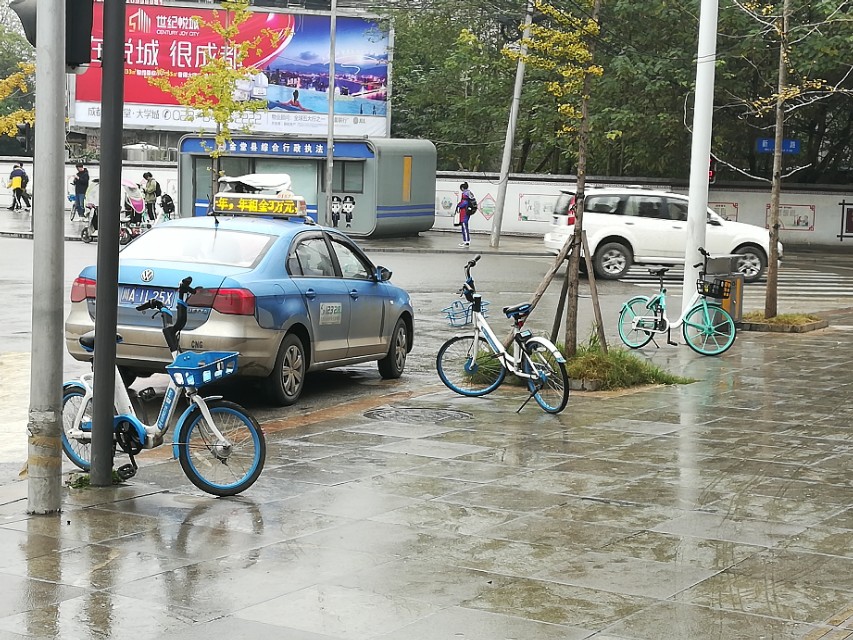 老师你好，出租车发生事故有没有误工费这一说？
