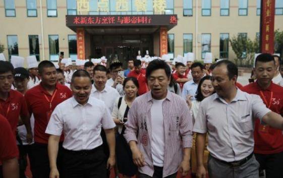 新晋安徽首富，身价150亿，被誉中国职校大王，今投资雨伞赚百亿