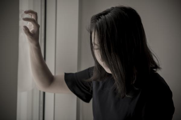 美国版鲍某明：骗婚单亲妈妈，做养父施虐，报案无门……