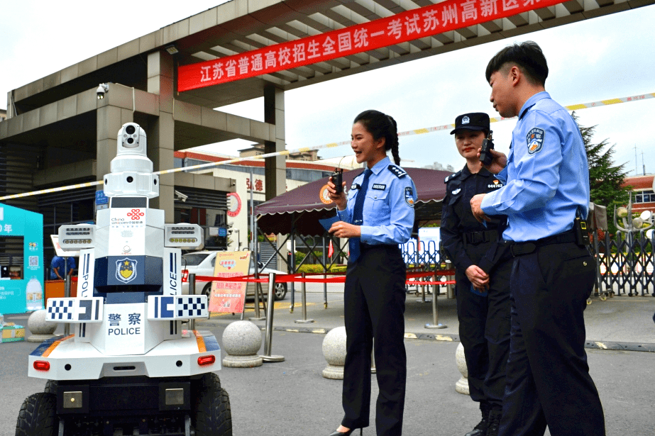 揭秘！这是你看过科技感MAX的高考场外“送考员”