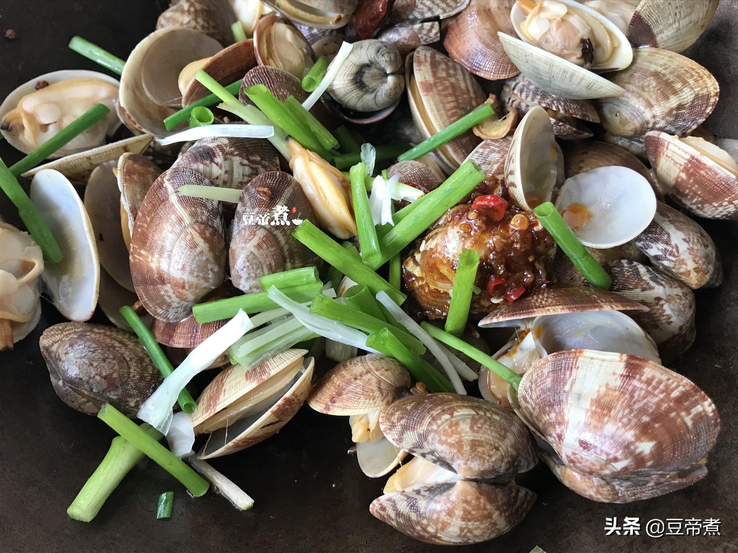花蛤这样炒才好吃，简单三步骤，只要十分钟，一看就会别错过了