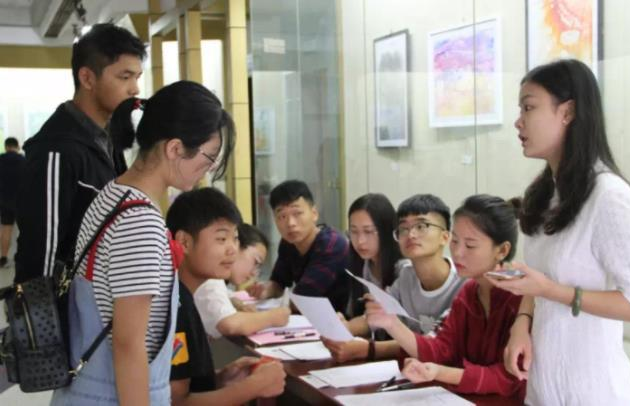 武汉多所高校出现“天价学费”，上涨幅度大，家长直呼上不起学了