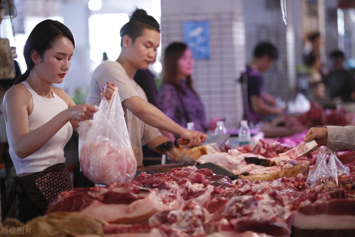 猪肉连涨3天，消费者疯狂扫荡超市，囤腊肉腊肠比囤猪肉的更多