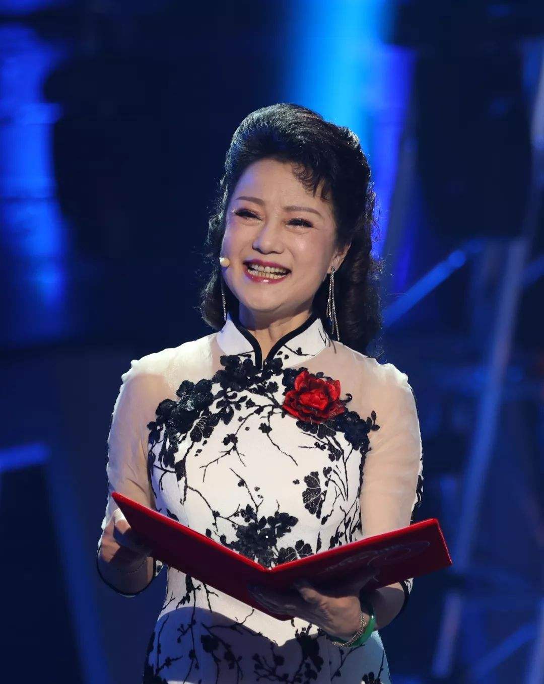 "广东一枝花"侯玉婷:三拒央视,因绯闻隐退多年,今成模范婆婆