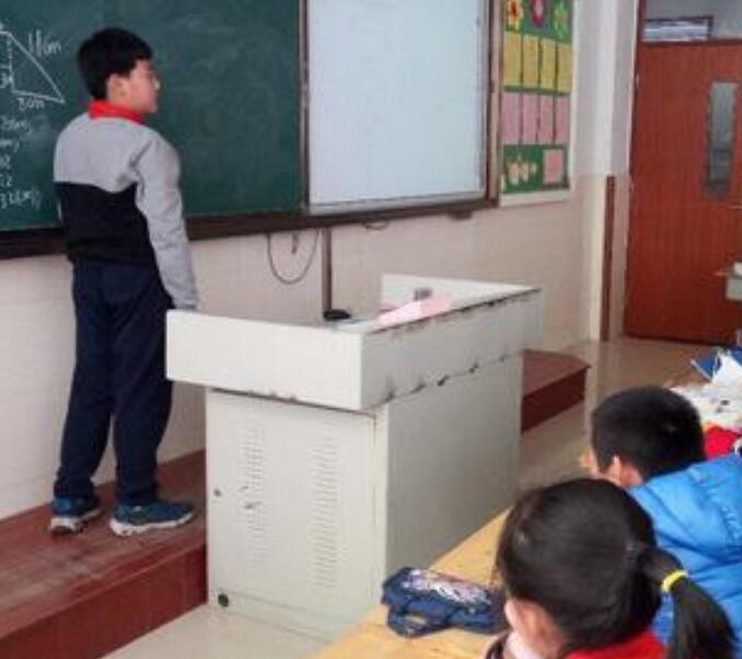 他高考以674分考上清华，采访中痛哭，父亲每天挑200担沙供他念书