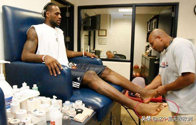 为什么nba要泡冰水(詹姆斯为何能成功？近乎苛刻的自律，大冬天还要泡全是冰块的水中)