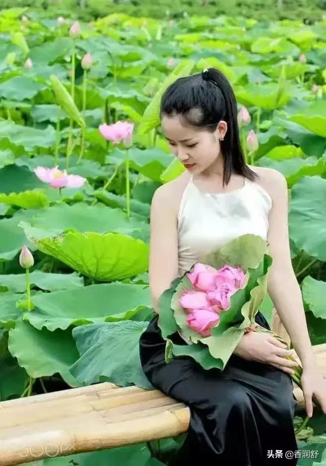花媲人美争艳芳 人逊花香输情长