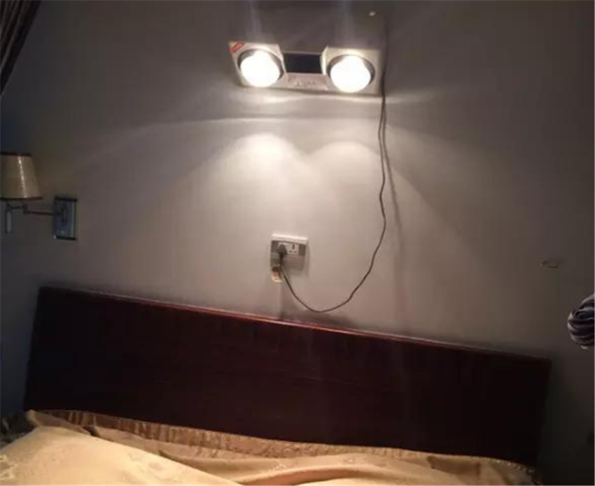 床头装浴霸、电视墙闪佛光？看完爸妈装的土丑房，突然想哭