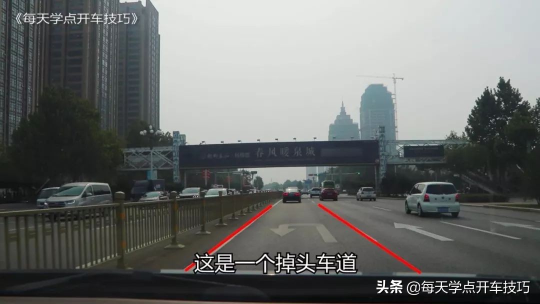 路口绿灯时前轮过线后，突然绿灯变红灯，到底能不能继续走？