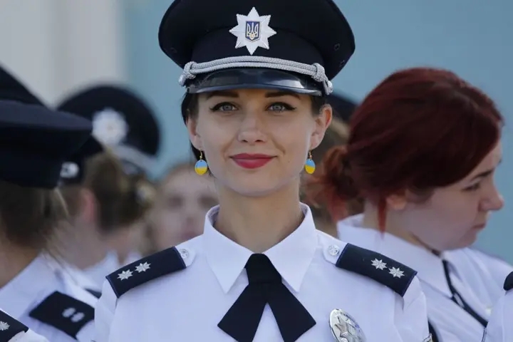 18国美丽女警 你喜欢哪一款 天天看点