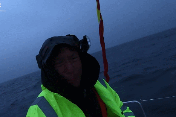 在美国学习了半年的专业航海技能后,韩啸取得了asa106级别全球航海