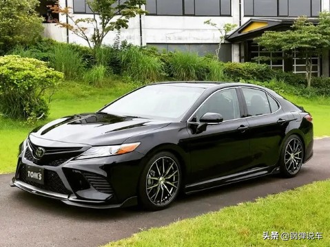 最帅丰田凯美瑞四个排气管，搭载3.5升动力，最大输出301匹马力