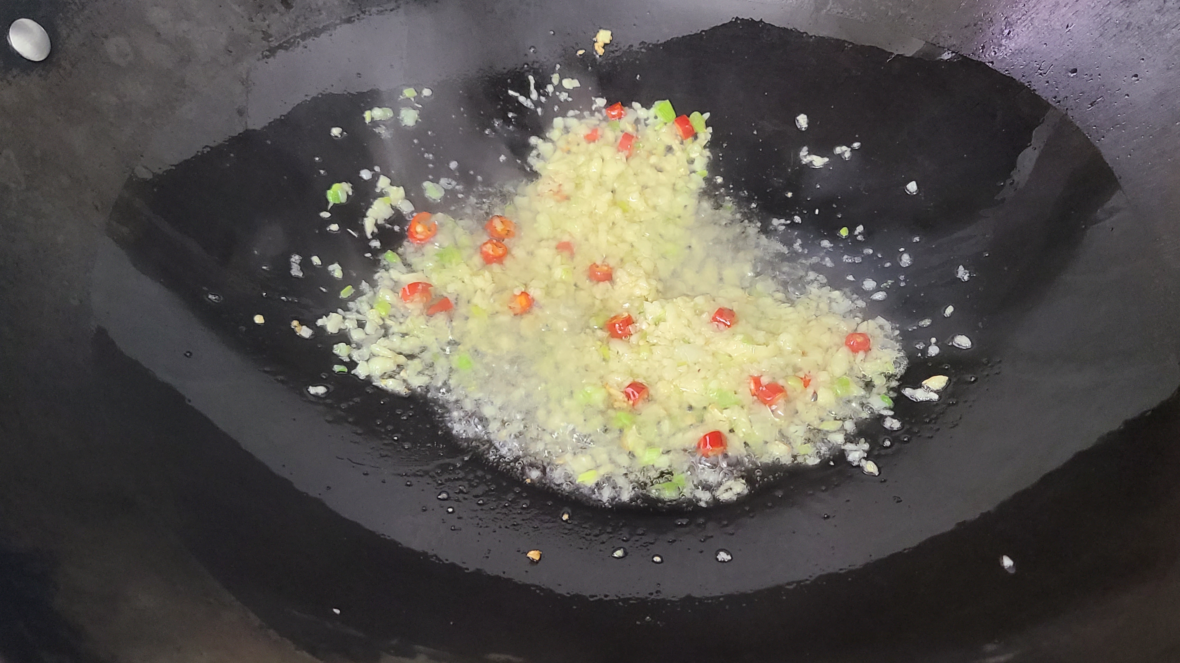 柠檬鱼片，是我家很爱吃的一道家常菜，好吃又开胃，看着就馋
