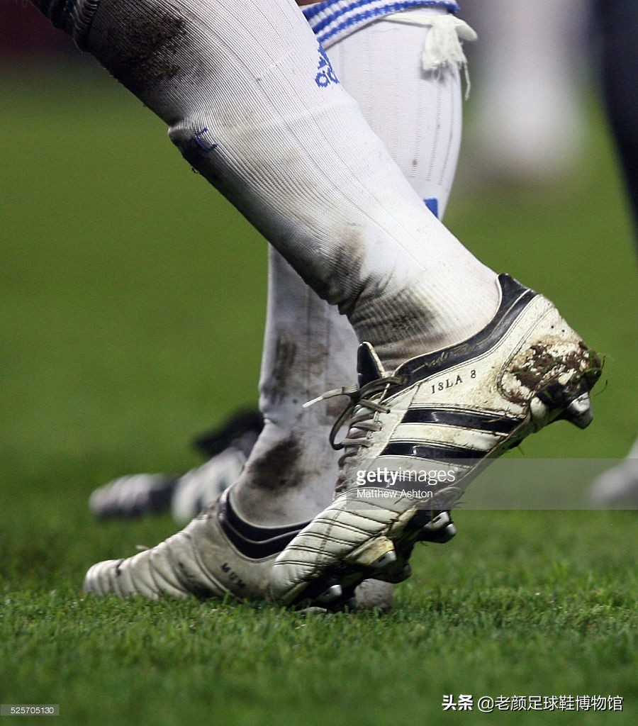 (冷门阿迪达斯的裁判用鞋升级成为最火爆复古球鞋,被称为卡卡系列)