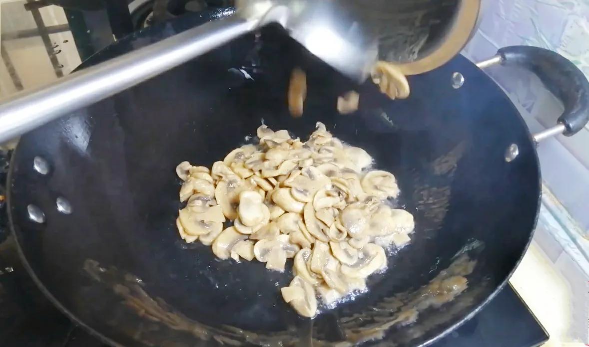 这才是口蘑最香的做法，自从这样做过后，家里的小孩总想着吃口蘑