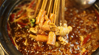 “全民地摊”刷爆热搜！逛夜市才是夏天最巴适的打开方式