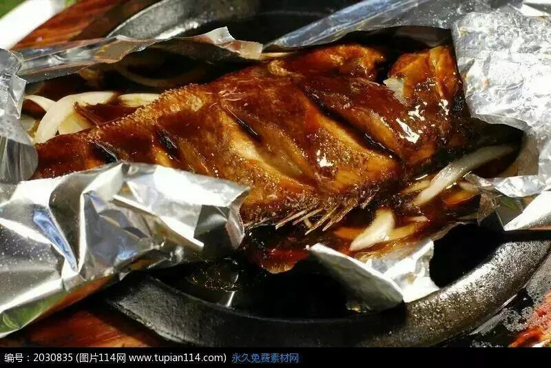 铁板鲈鱼的做法(香煎铁板鲈鱼鲜嫩多汁的烹饪诀窍)