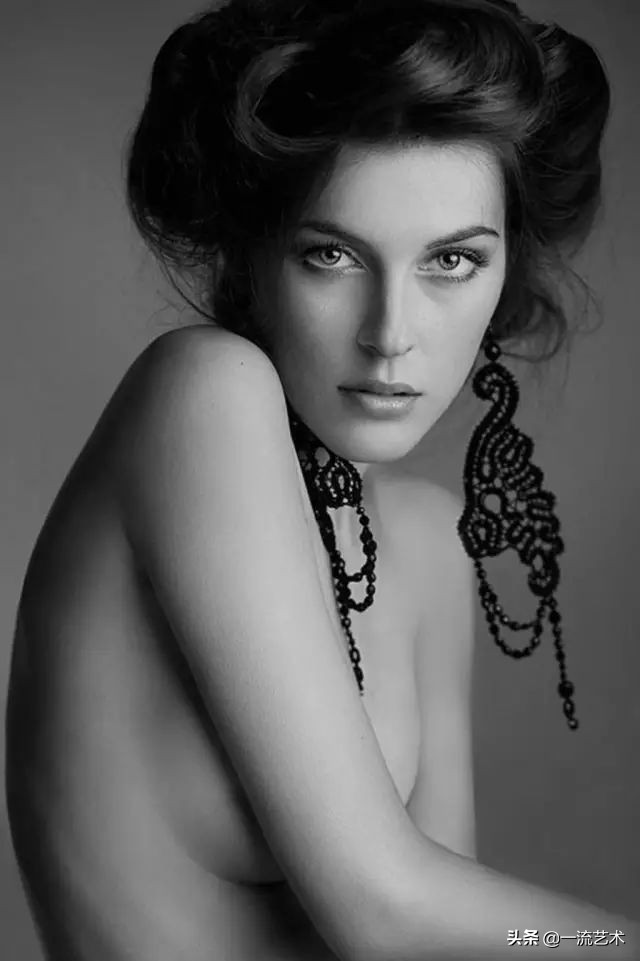莫斯科摄影师镜头下的女人肖像，黑白唯美