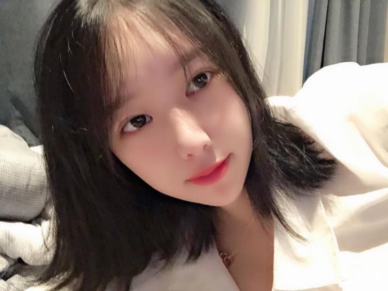 百变的韩国知名的模特兼直播主kimbitnara818195