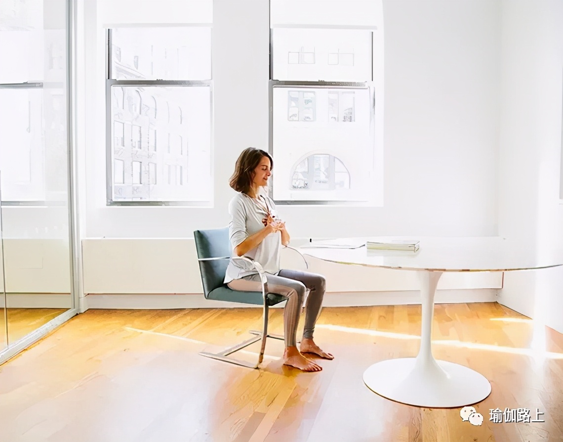 一套简单有效的办公室瑜伽，10分钟缓解全身疲劳（收藏级）